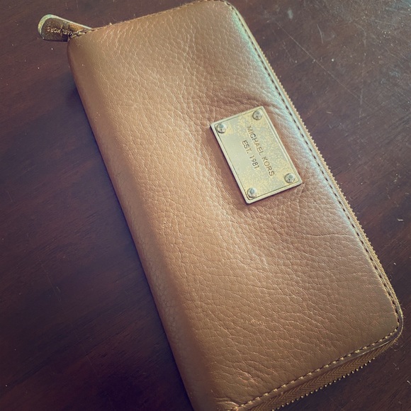 Large Michael Kors Wallet - Picture 1 of 5